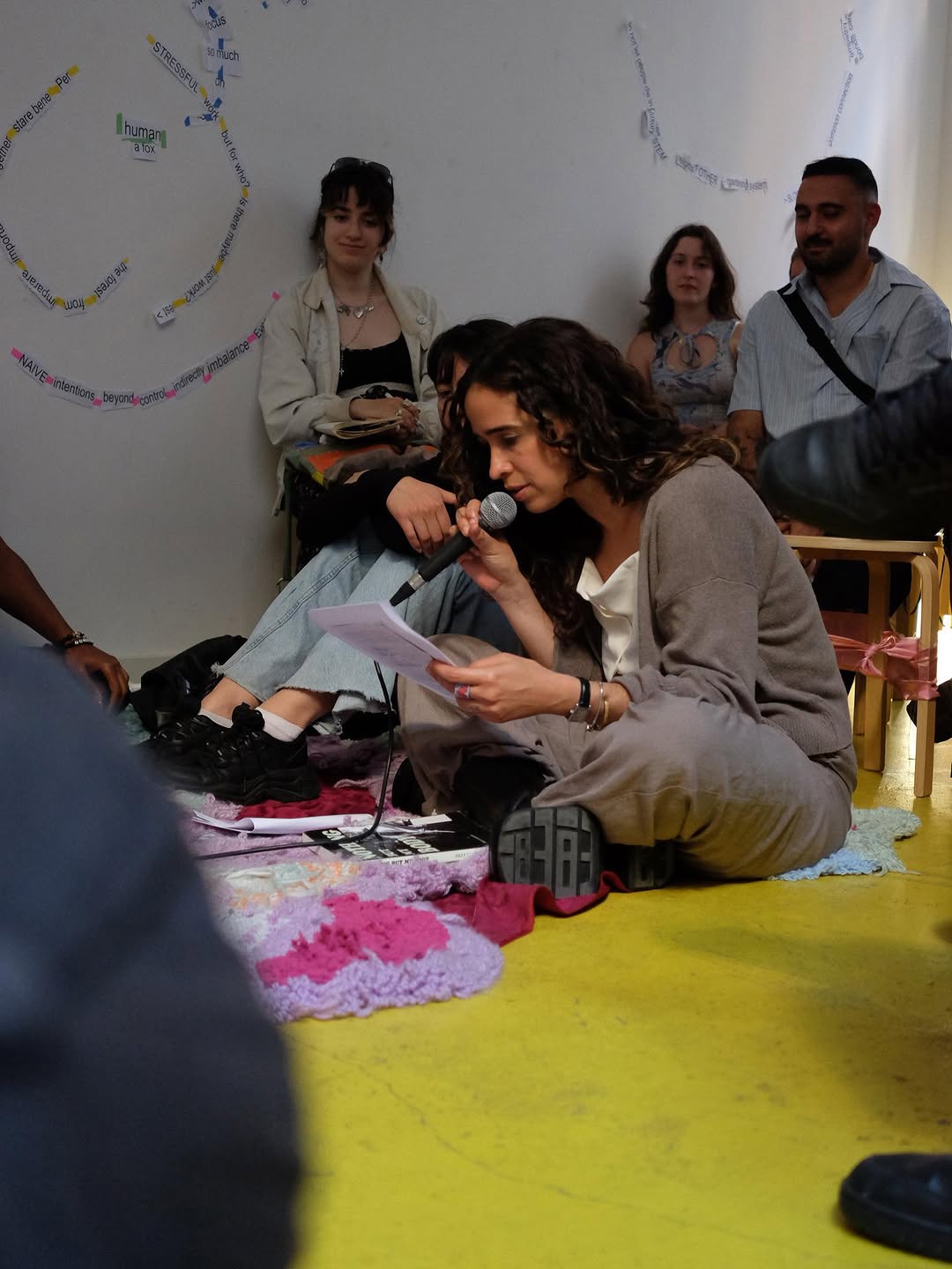 Reading moment during a Pleasure Nights session